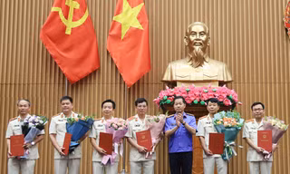 Phó Viện trưởng Viện Kiểm sát nhân dân tối cao trao quyết định và chúc mừng 6 cán bộ được điều động, bổ nhiệm chức vụ mới.