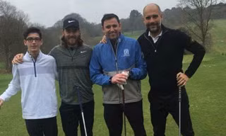 Guardiola (phải) đi đánh golf, thay vì theo dõi trận đấu của Man Utd.