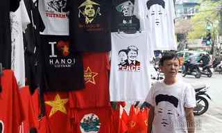 Ông Trương Thanh Đức bên ngoài cửa tiệm 