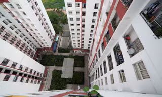Tại nhiều chung cư ở Hà Nội tai nạn luôn rình rập trẻ nhỏ nên các bậc phụ huynh hết sức lưu ý.