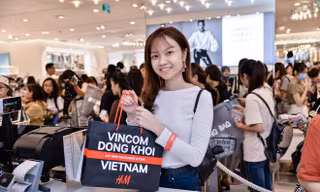 Các hoạt động Sale do Vincom tổ chức luôn thu hút được sự quan tâm của khách hàng bởi số lượng thương hiệu và sản phẩm tham gia đa dạng cùng những chương trình khuyến mãi hấp dẫn