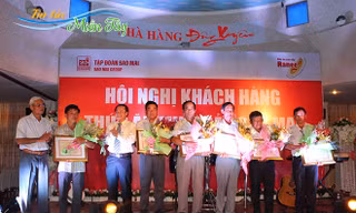 Ông Lê Thanh Thuấn - Tổng Giám đốc Sao Mai Group (thứ 3 trái qua) “cam kết” với hộ nuôi “Ai nuôi cá cho IDI mà lỗ thì chính tôi lấy tiền túi ra bù”