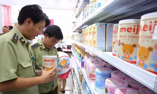 Cơ quan chức năng xác định Con Cưng cũng có dấu hiệu vi phạm về nhãn hàng hóa và nguồn gốc xuất xứ. Ảnh: Lê Quân.
