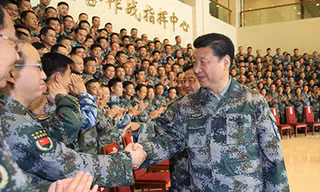 Ông Tập bắt tay với các tướng lĩnh cấp cao quân đội Trung Quốc. Ảnh: Xinhua.