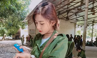 Bức ảnh nữ sinh thoa kem chống nắng với góc nghiêng xinh đẹp đang được lan truyền trên mạng.
