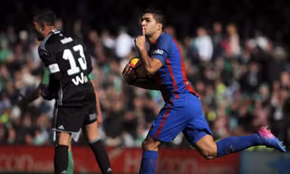 Suarez bỏ xa Ronaldo trên đường đua Giày Vàng châu Âu