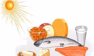 Các bậc cha mẹ cần cho trẻ tắm nắng đủ giờ và ăn các thực phẩm có nhiều vitamin D để phòng tránh còi xương cho trẻ