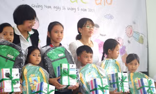 Bà Nguyễn Hoàng Yến, Chủ tịch Manulife GWA Việt Nam (thứ hai, từ trái sang) đồng thời là đại diện Manulife Việt Nam tại chương trình Nụ Cười Trẻ Thơ hôm 26/5/2019
