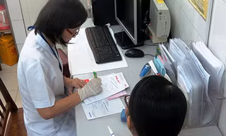 Nên khám thai thường xuyên để theo dõi sát tình trạng thai và kịp thời phát hiện những bất ổn. Trong ảnh: Khám thai tại Trung tâm Chăm sóc sức khỏe sinh sản TP HCM