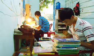 Bạn thân cùng phòng vốn là đứa tri kỉ của chúng ta cho đến khi nó... có bồ. (Ảnh minh họa).
