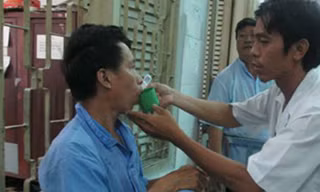 Điều dưỡng Nguyễn Văn Cư tận tình cho những bệnh nhân uống thuốc 