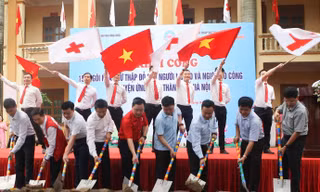 Các đại biểu thực hiện nghi lễ khởi công