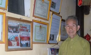 Cụ Đặng Văn Thức bên từ đường dòng họ. 