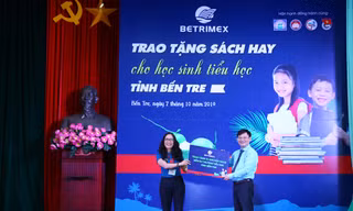 Ông Thái Văn Chuyện trao bảng đồng hành cùng dự án “Sách hay dành cho học sinh tiểu học”
