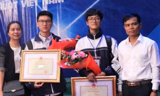 Em Mai Nhật Anh (bên phải) và Phùng Văn Long (bên trái). Ảnh: Thanh Hùng.