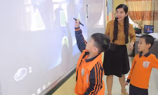 Học tiếng Anh qua môn Toán và Khoa học sử dụng bài giảng số trên thiết bị tương tác ngay tại lớp.
