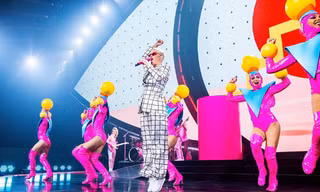 Katy Perry mặc đồ diễn của nhà thiết kế Việt Nam