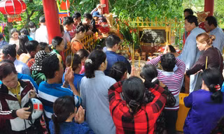 Chen chân viếng bà Chúa Xứ ở đỉnh núi Sam.