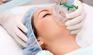 Gây mê cho bệnh nhân trước khi phẫu thuật.