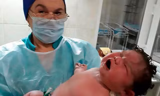 Bé sơ sinh nặng 6,3 kg sau đó được chuyển đến bệnh viện chăm sóc. Ảnh: Cen.