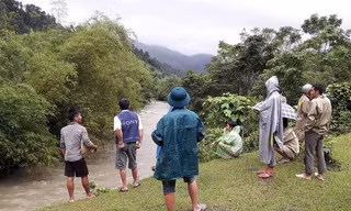 Huy động 100 người tìm kiếm nạn nhân bị nước lũ cuốn mất tích