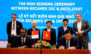 Chủ tịch Horasis và lãnh đạo Bình Dương chứng kiến lễ ký hợp tác giữa Becamex IDC và Intelizest (Singapore)