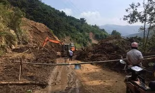 Các đơn vị thi công đang gấp rút giải phóng khối lượng đất đá sạt trượt