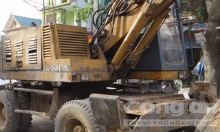 Chiếc máy xúc sau khi đã dập tắt lửa