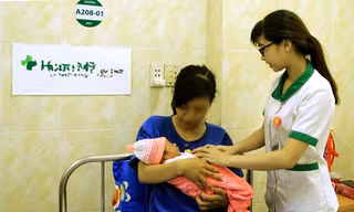Bé gái chào đời bằng sinh thường nặng 3,3kg.