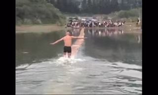 Clip võ sư chạy băng băng hàng trăm mét trên mặt hồ