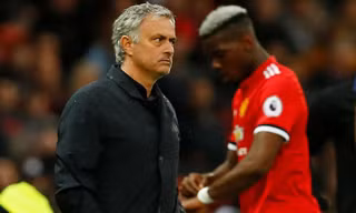 Mourinho tỏ thái độ bực bội khi rút Pogba rời sân. Ảnh: Reuters.