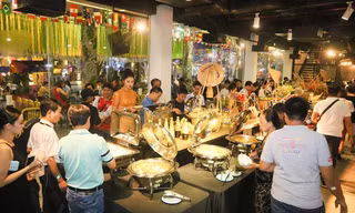 Tiệc Buffet với lựa chọn ẩm thực phong phú sẽ là trải nghiệm thú vị cho khách tham quan cũng như khán giả Chương trình Hoa hậu Việt Nam 2018