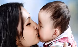 Chuyên gia cảnh báo không nên tiếp xúc quá gần, hôn môi trẻ. Đặc biệt khi có bệnh lý hô hấp, virus càng tuyệt đối không hôn.