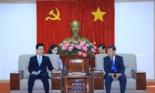 Ông Her Tae Jeong, Thị trưởng TP.Deajeon (Hàn Quốc), Chủ tịch Hiệp hội Đô thị Khoa học Thế giới (WTA) và lãnh đạo tỉnh Bình Dương