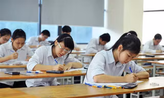 Ôn thi lớp 10 chuyên: “Con mệt mỏi lắm rồi mẹ ơi”