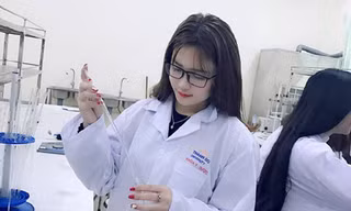 Bức ảnh xinh đẹp của Kim Tuyến được chia sẻ nhiều trên mạng xã hội. Có người khen cô gái ngành Dược xinh đẹp, nhưng có người lại chỉ ra rằng cô không thực hiện đúng nội quy của phòng thí nghiệm