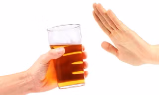 Vì sao không nên pha rượu với nước tăng lực?