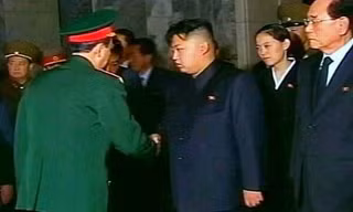 Ông Kim Jong-un bắt tay một quan chức quân đội trong khi Kim Yeo-jong đứng phía sau