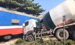 Hiện trường xe bồn húc tàu hỏa khi đi qua đường ngang ở Bắc Giang.