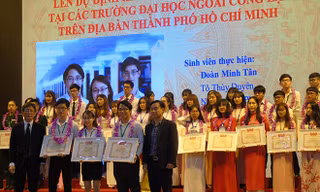 Tấn Phát, Minh Tân, Thùy Duyên nhận giải Nhì tại Giải thưởng Sinh viên NCKH cấp Bộ 2019