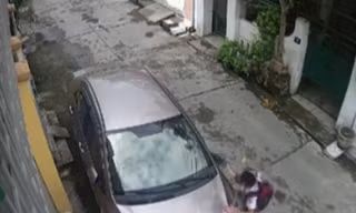 Học trò nghịch ngợm vung chân đạp gãy gương ôtô