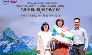 Đại diện Nestlé NAN và Con Cưng trao giải chuyến đi Thụy Sỹ cho khách hàng may mắn nhất