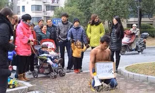 Người đàn ông quỳ gối trước khu nhà vợ con mình ở để xin lỗi.