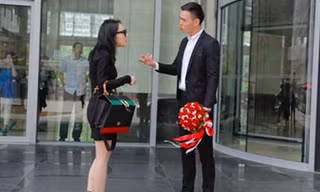 Bi hài, cầu hôn không thành chàng trai quay ra đòi nợ