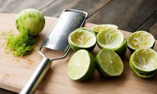 Cách ngâm vỏ chanh dầu oliu trị đau khớp mùa đông