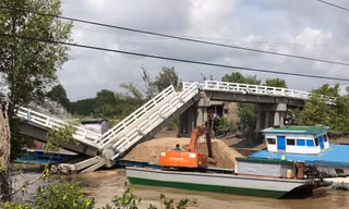 Cầu bị sà lan tông sập.