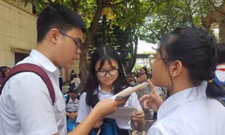 Thí sinh trao đổi sau giờ làm bài