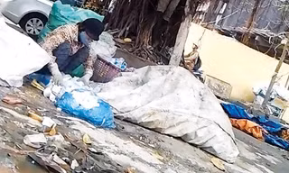 Ngang nhiên thu gom nhựa thải y tế ngay trước cổng phụ Bệnh viện Nhi T.Ư - Ảnh: Hà An 