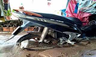 Nước lũ mang bùn cát vào ngập nhà dân