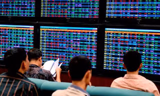 Vn-Index tiến sát 523 điểm sáng 14/1. Ảnh: H.H